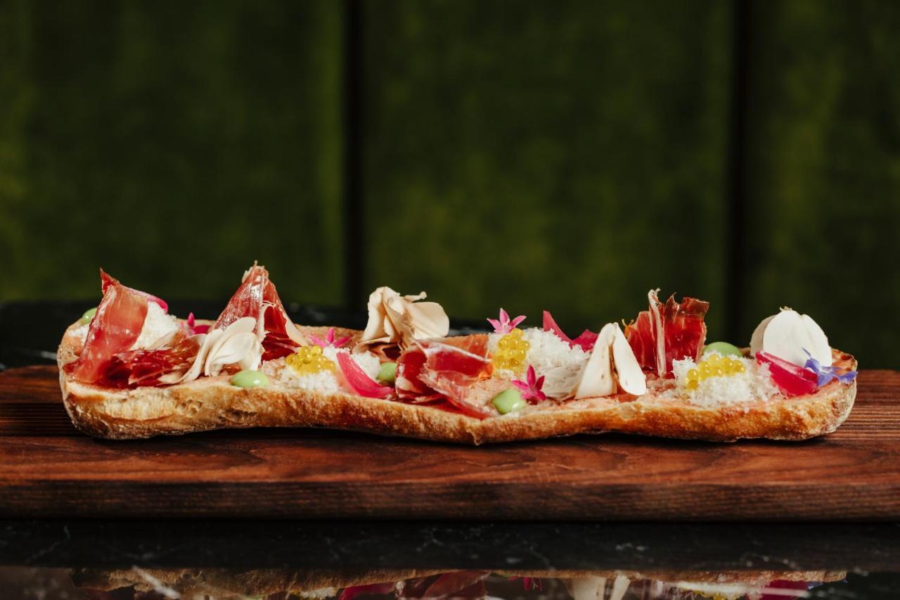 塞维利亚马格达莱纳广场丽笙精选酒店 外观 照片 A typical Italian panino