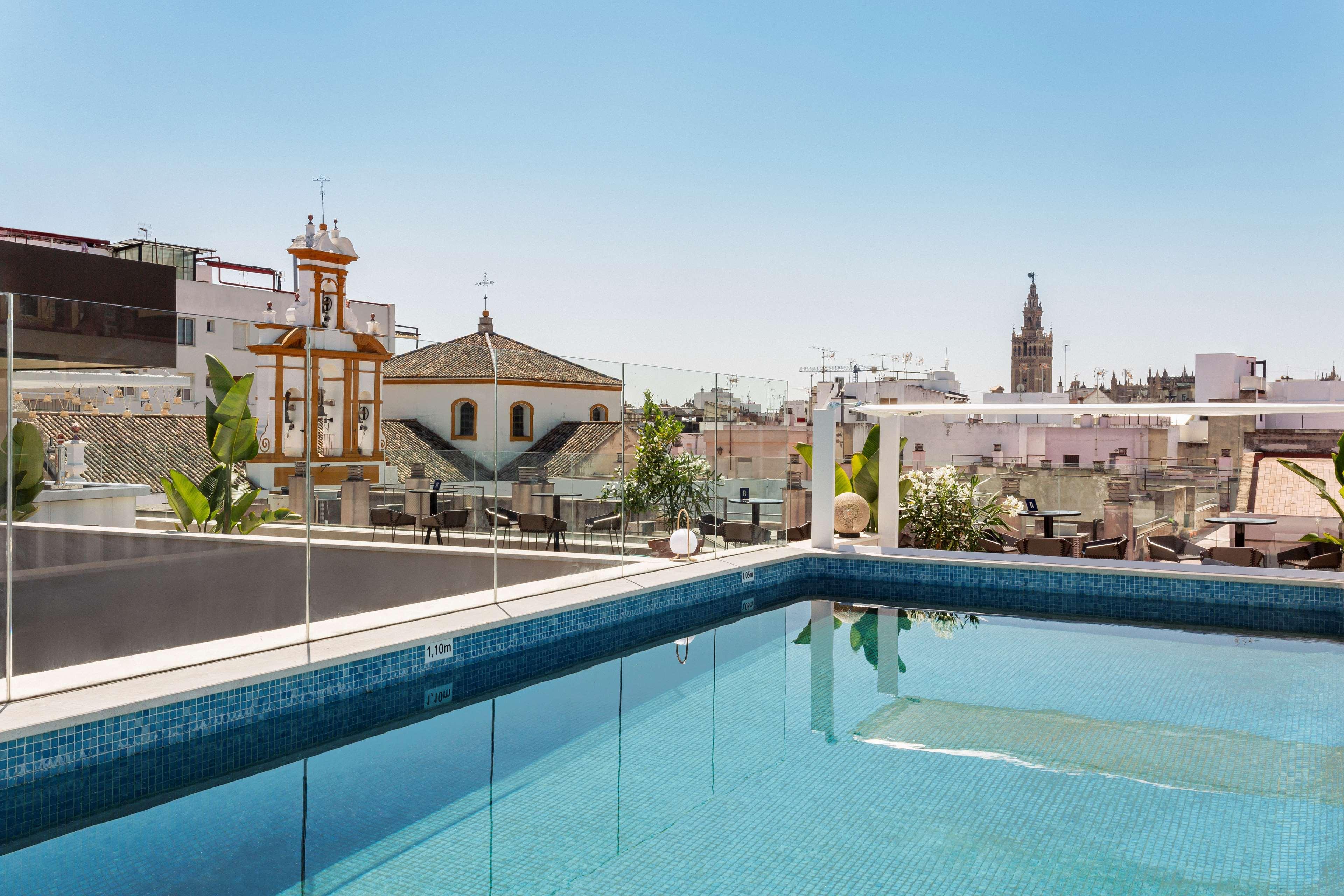 塞维利亚马格达莱纳广场丽笙精选酒店 外观 照片 Rooftop pool at Hotel Casa 1800