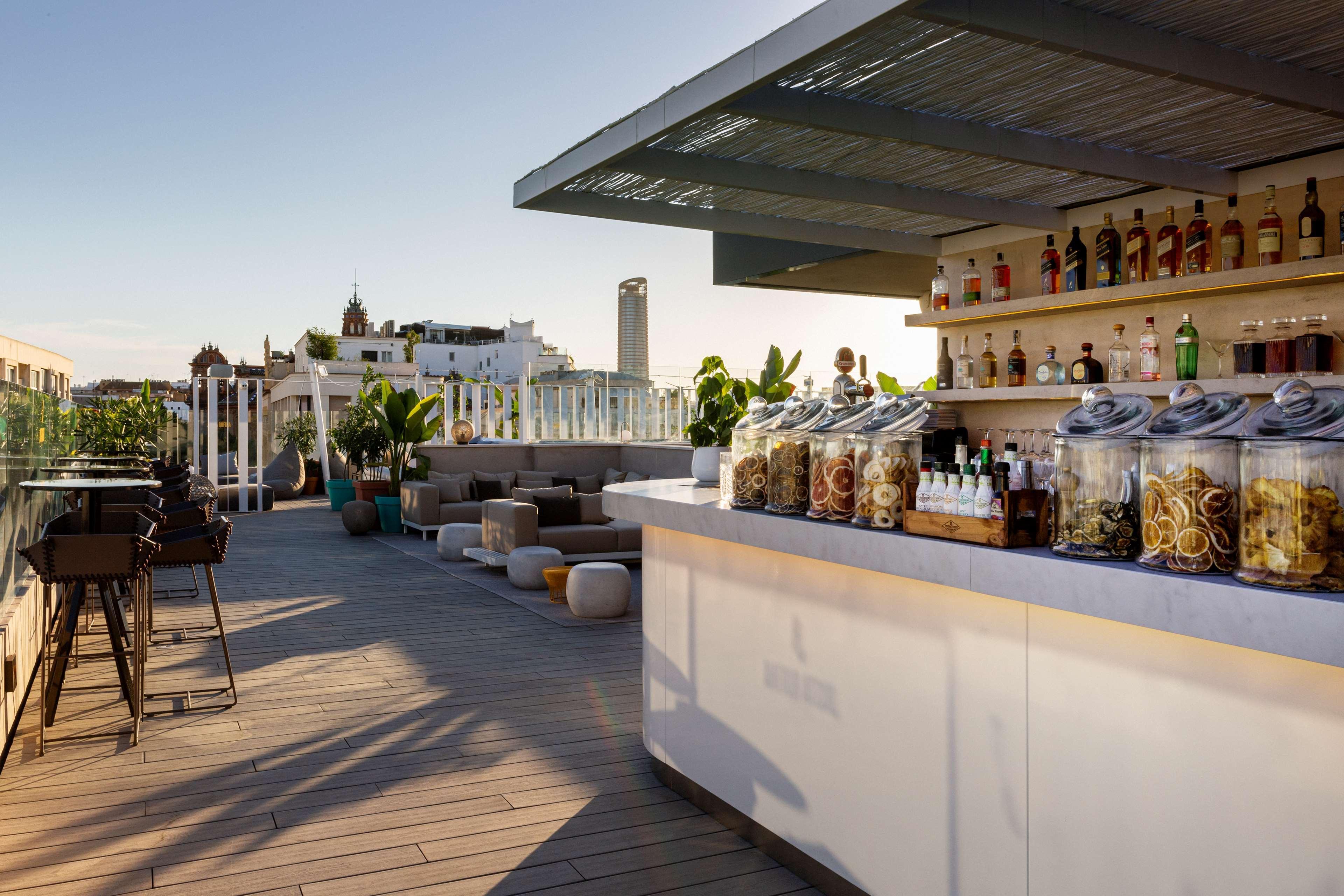塞维利亚马格达莱纳广场丽笙精选酒店 外观 照片 The bar at the rooftop