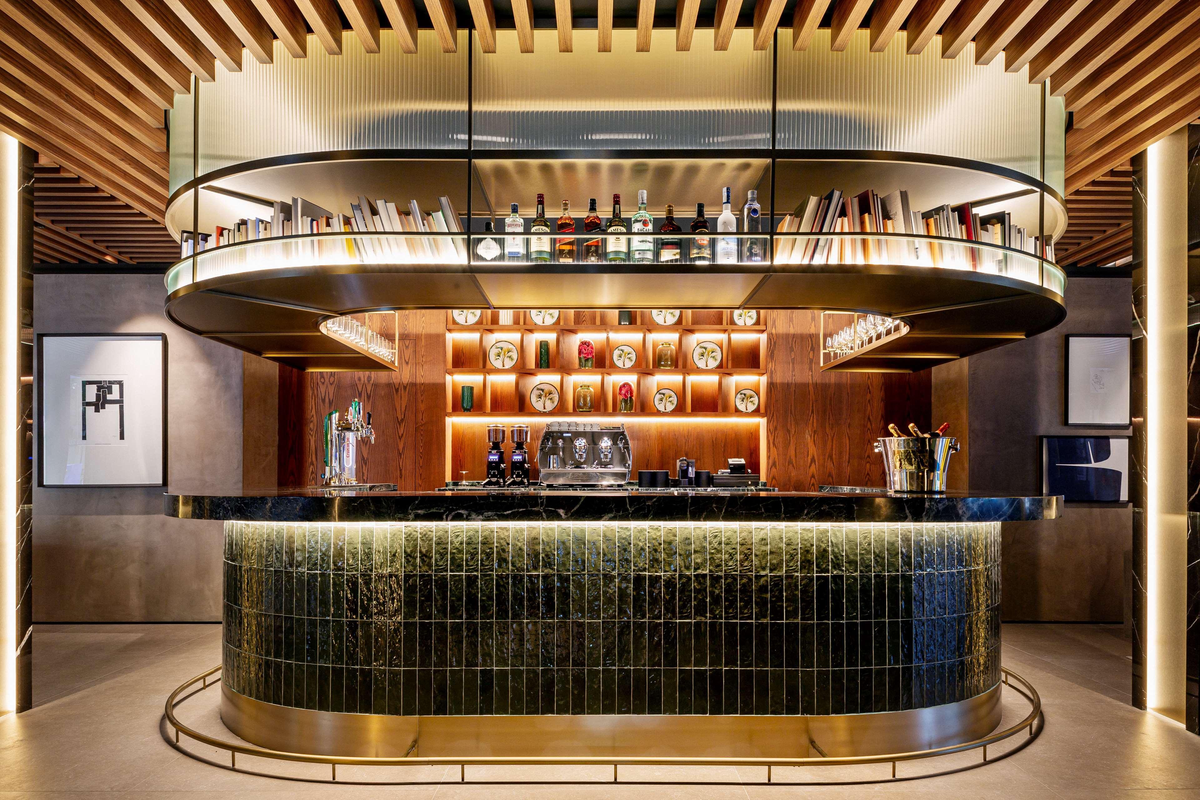 塞维利亚马格达莱纳广场丽笙精选酒店 外观 照片 The bar at the 1906 Lounge