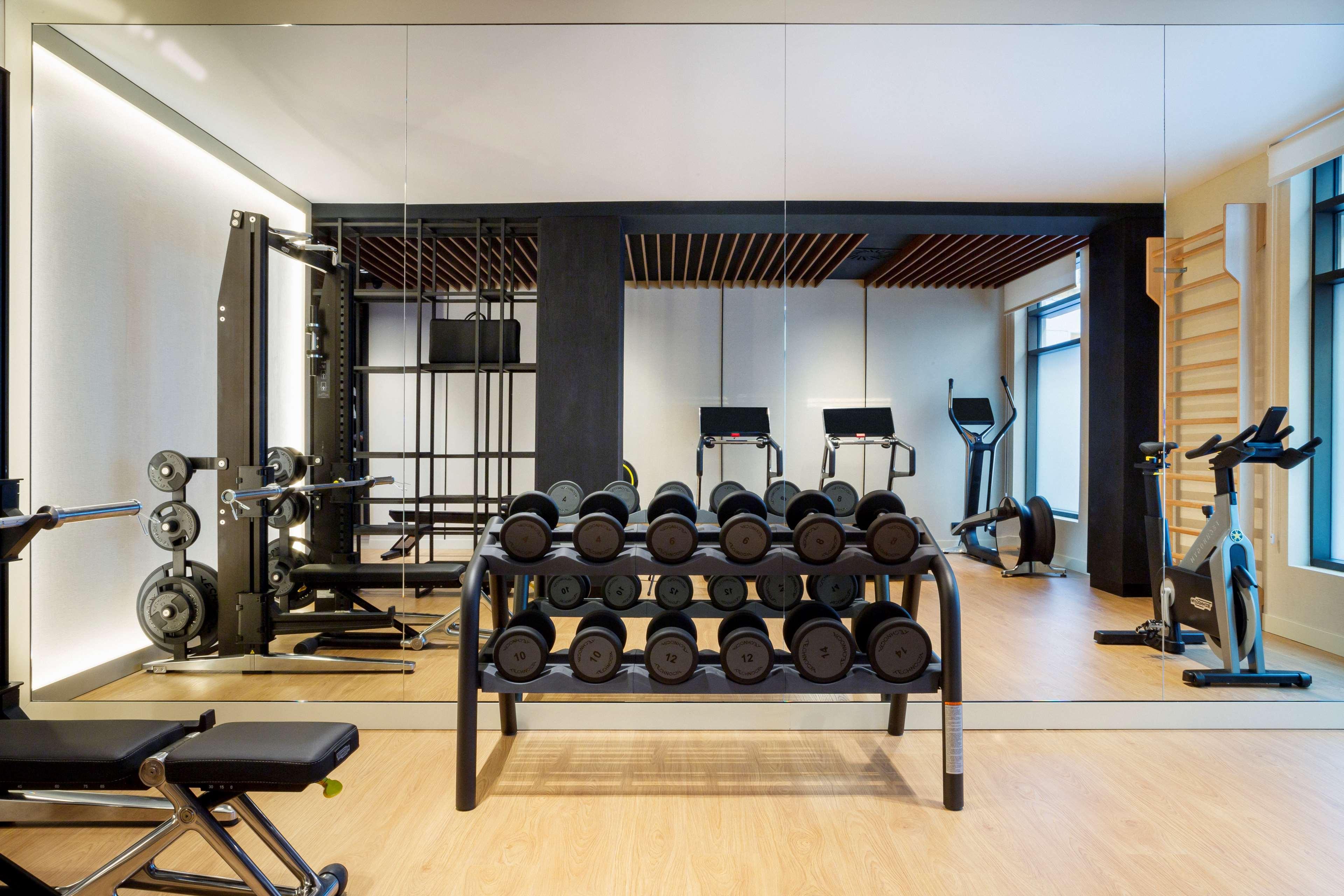 塞维利亚马格达莱纳广场丽笙精选酒店 外观 照片 The gym at the hotel