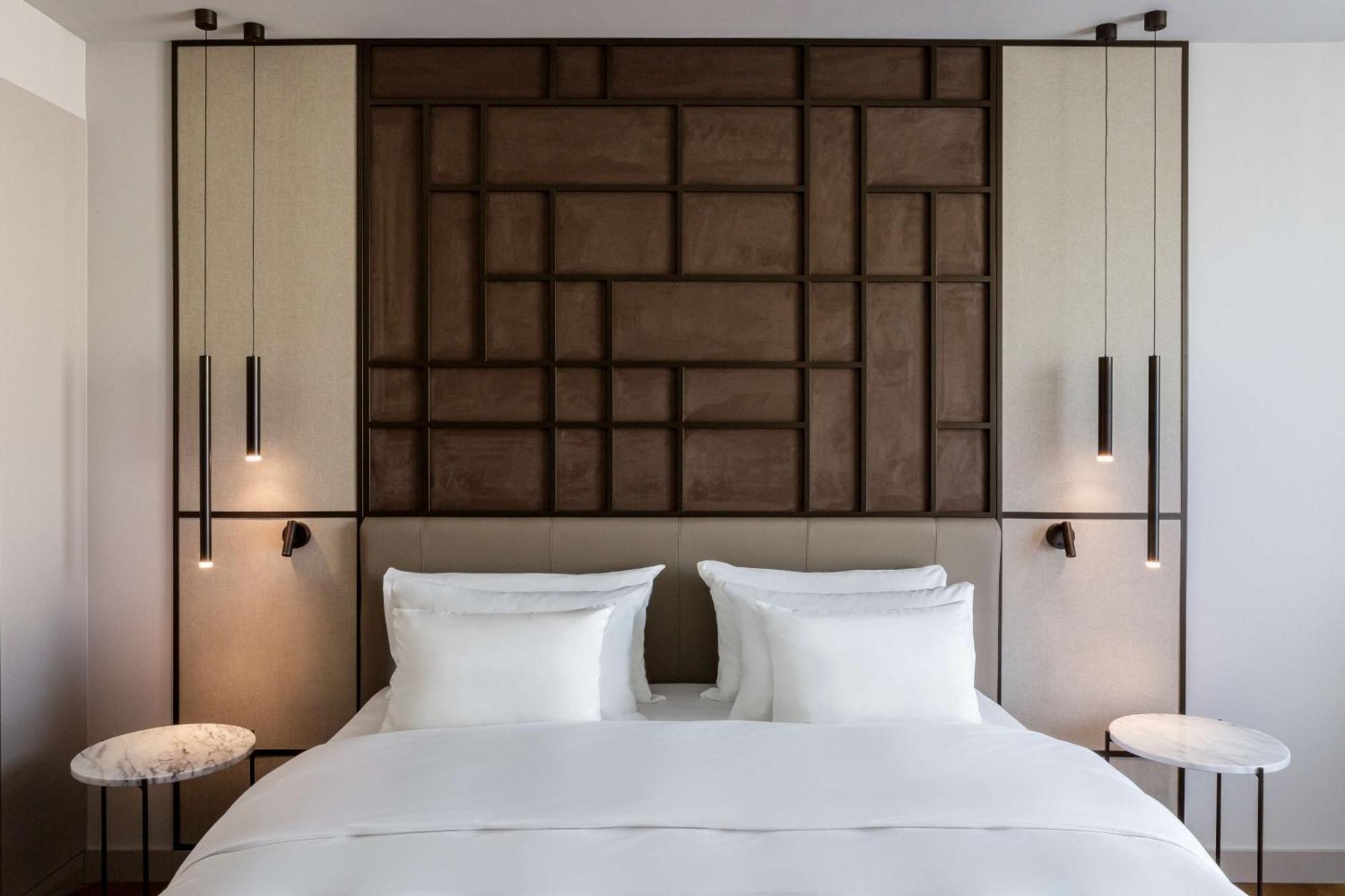 塞维利亚马格达莱纳广场丽笙精选酒店 外观 照片 A bed with a headboard