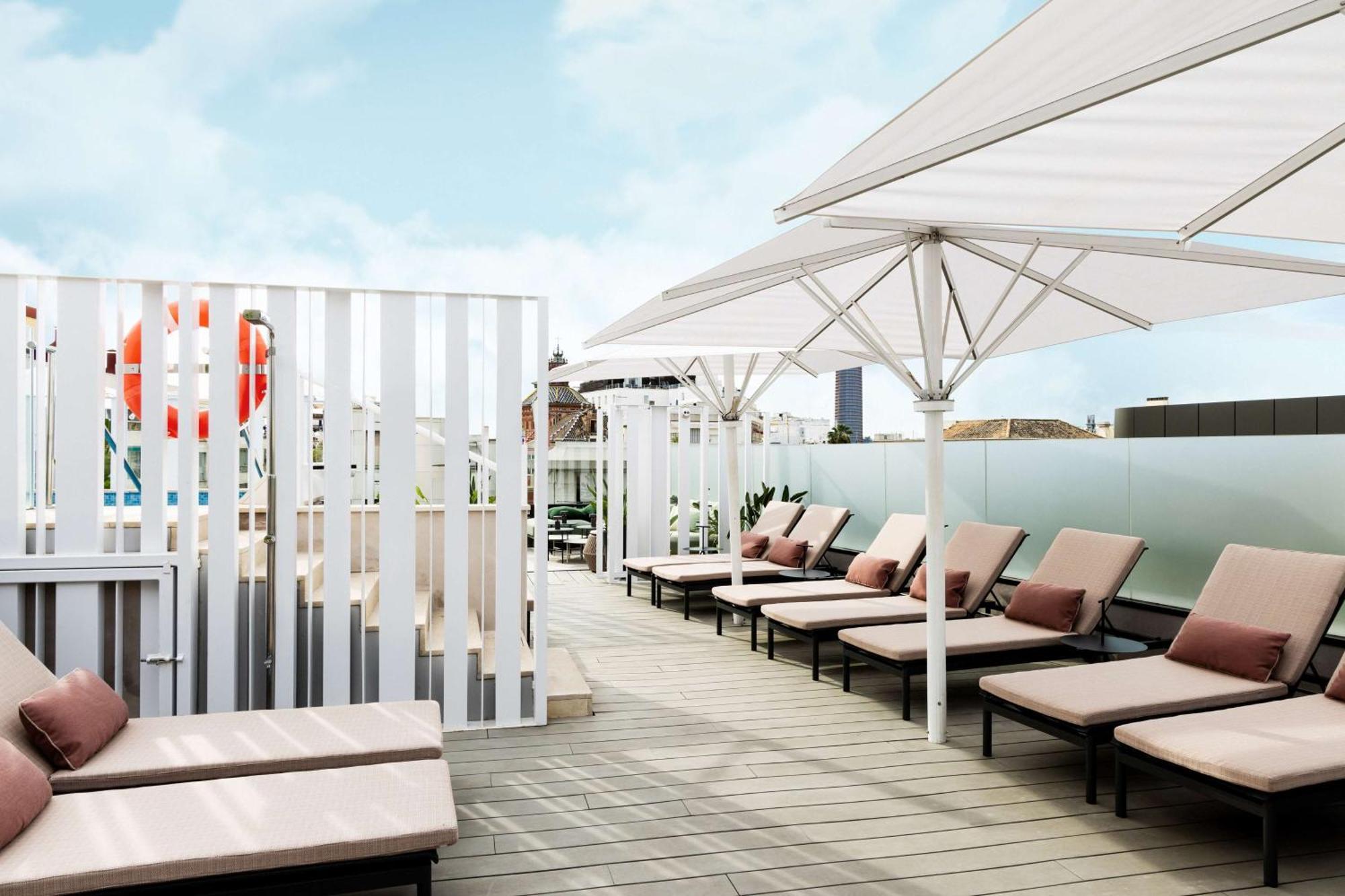 塞维利亚马格达莱纳广场丽笙精选酒店 外观 照片 The rooftop pool at the hotel